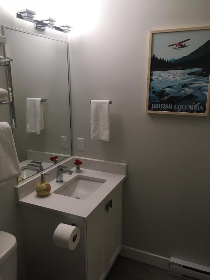 Mollys Cottage-The Suite On Vancouver Island Near Yyj Airport And The Wa And Bc Ferries North Saanich Exterior foto